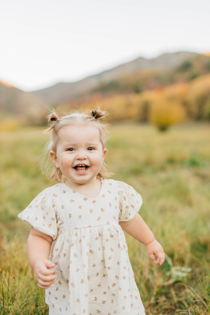 Look at this fall family photoshoot at Big Springs Park in Provo Canyon. I'm sharing a few tips for how to keep toddlers happy during photoshoots. Utah Family Photographer